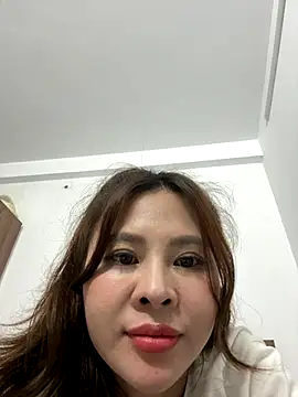 hellela-a online show from November 6, 2025, 6:09 pm