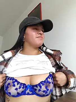 Snapshot of ALEJA__22 chatting on April 17, 2026, 9:18 pm ALEJA 22 online show from April 17, 2026, 9:18 pm
