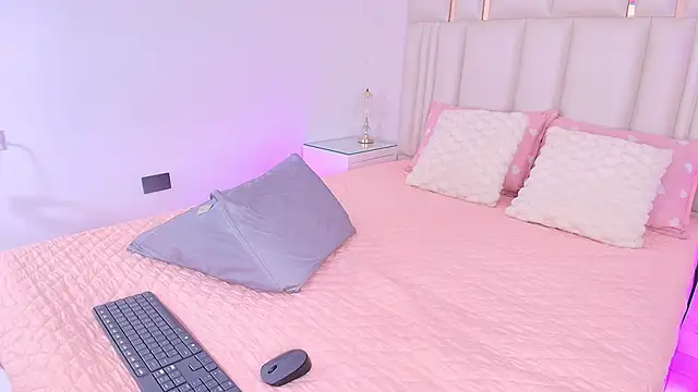 alanarose18 online show from April 25, 2026, 7:22 pm