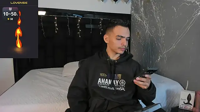 NicoKingg  online show from December 5, 2025, 4:10 am