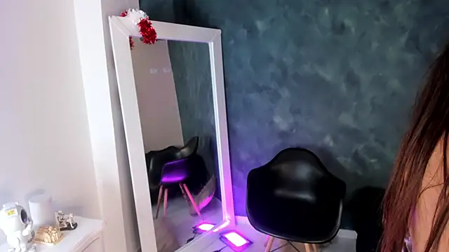 BellaRooux online show from December 22, 2025, 12:24 pm