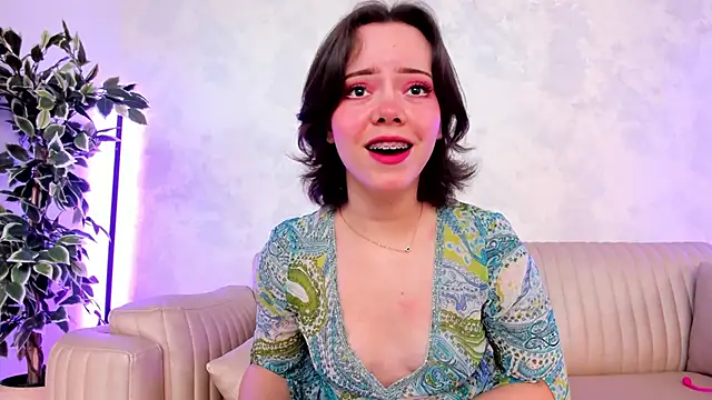 AnnaTylor online show from December 2, 2025, 12:32 pm