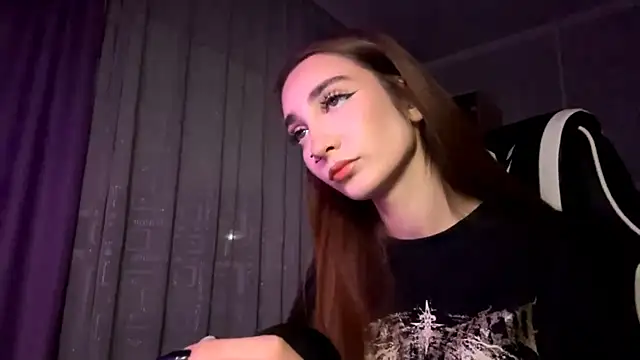 HollyPaw online show from November 8, 2025, 7:45 pm