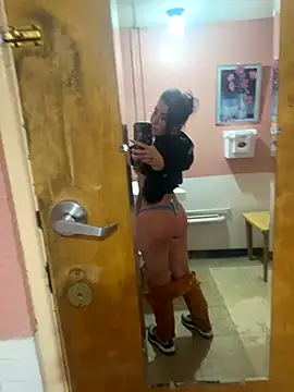 ValayaNoire online show from November 9, 2025, 9:40 am