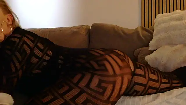 lorenarowena online show from February 6, 2026, 3:15 pm