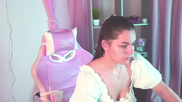 Snapshot of FrancescaCavaliere chatting on December 17, 2025, 8:20 am FrancescaCavaliere online show from December 17, 2025, 8:20 am