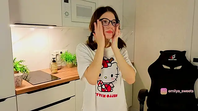 sweetsEmily online show from December 14, 2025, 5:07 pm