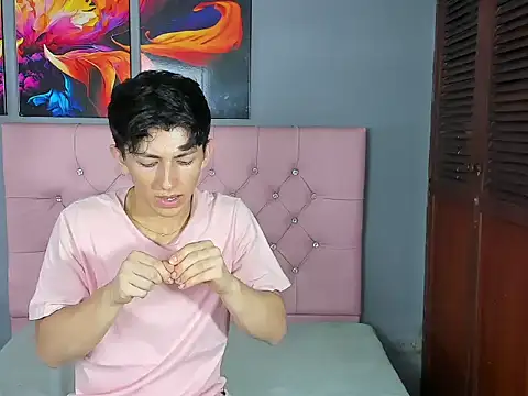 ElanGiraldo online show from December 20, 2025, 10:28 pm