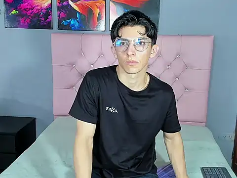 ElanGiraldo online show from January 10, 2026, 10:58 pm