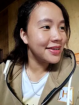 yelow-bee online show from November 10, 2025, 3:49 am