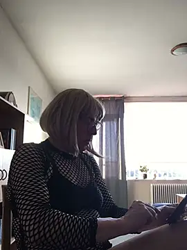 simone xdressing online show from January 26, 2025, 2:30 pm