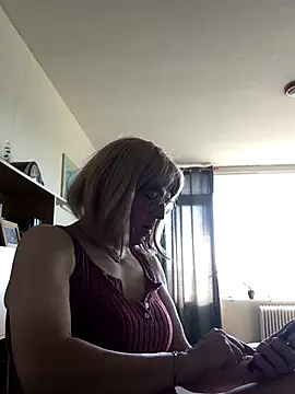 simone xdressing online show from September 26, 2025, 9:02 am