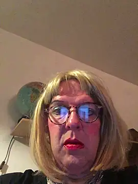 simone xdressing online show from September 28, 2025, 11:21 pm