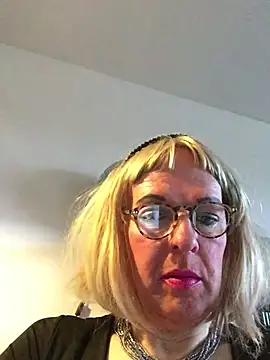 Snapshot of simone_xdressing chatting on March 29, 2026, 5:02 pm simone xdressing online show from March 29, 2026, 5:02 pm
