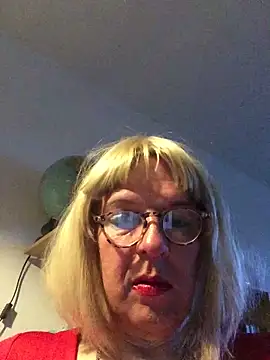Snapshot of simone_xdressing chatting on April 15, 2026, 6:26 pm simone xdressing online show from April 15, 2026, 6:26 pm