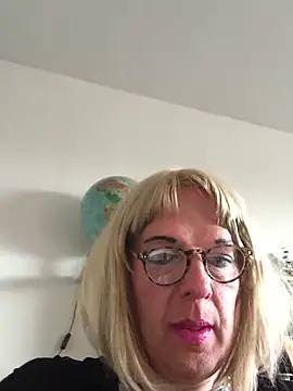 Snapshot of simone_xdressing chatting on April 19, 2026, 5:45 pm simone xdressing online show from April 19, 2026, 5:45 pm