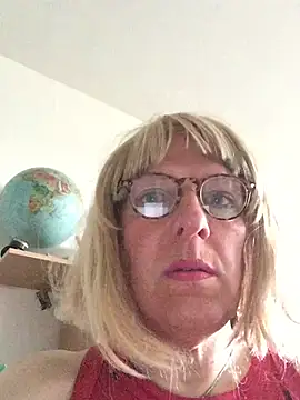 Snapshot of simone_xdressing chatting on May 3, 2026, 4:02 pm simone xdressing online show from May 3, 2026, 4:02 pm