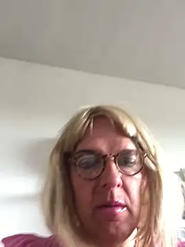 Snapshot of simone_xdressing chatting on June 7, 2026, 2:43 pm simone xdressing online show from June 7, 2026, 2:43 pm