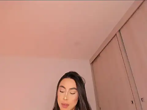 sofilopezcol online show from December 2, 2025, 8:37 pm