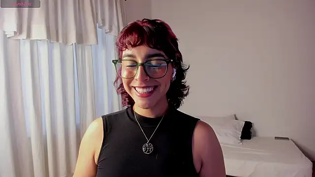 Snapshot of VictoriaAmelie chatting on November 14, 2025, 9:57 pm VictoriaAmelie online show from November 14, 2025, 9:57 pm