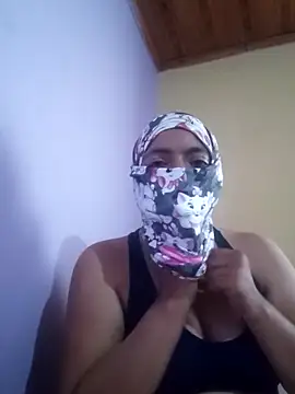 camilasuluaga online show from November 17, 2025, 9:20 pm