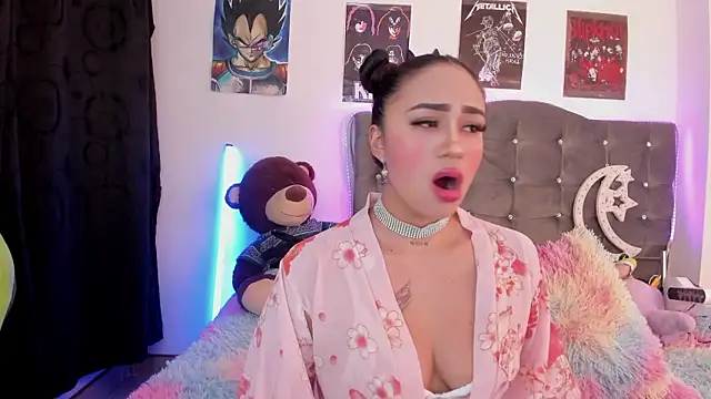 lunabritton1 online show from January 12, 2026, 4:07 am