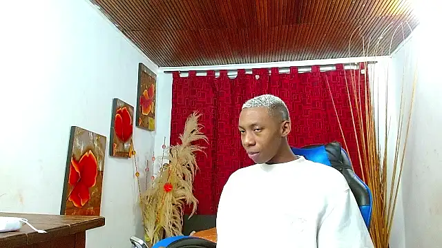 Miilo18 online show from February 3, 2026, 11:32 pm