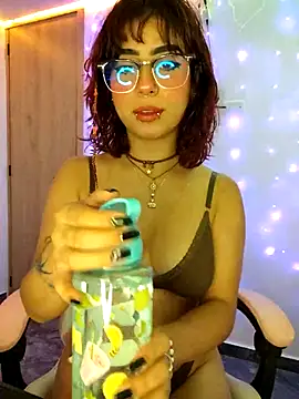 Snapshot of Sarah_Lark- chatting on April 20, 2026, 11:50 pm Sarah Lark- online show from April 20, 2026, 11:50 pm