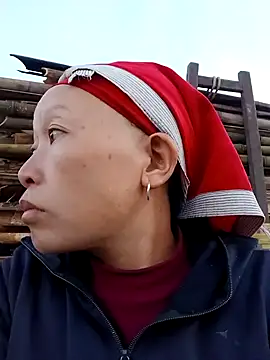 girl-hot2x online show from December 18, 2025, 1:28 pm