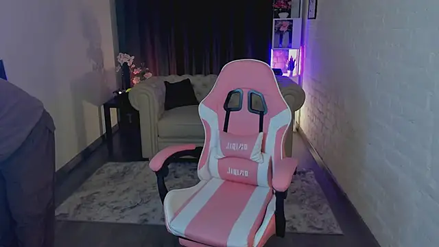 Elizabeth Walson online show from February 2, 2026, 9:57 pm