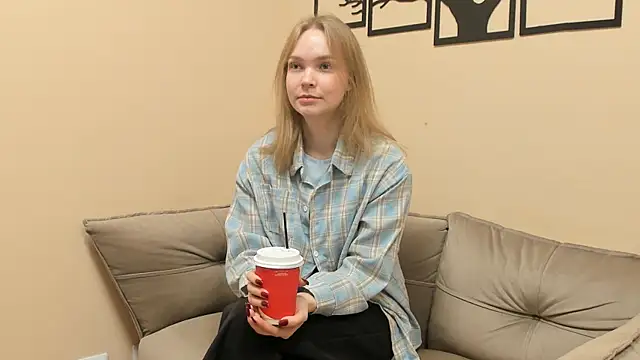 CortneyVacio online show from November 12, 2025, 7:42 am