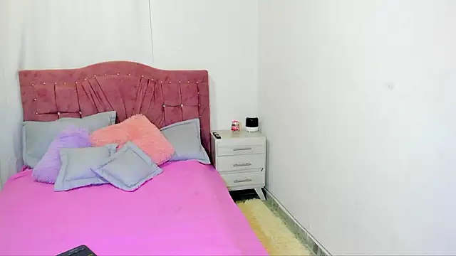 yourlatina emely online show from March 5, 2026, 8:49 pm