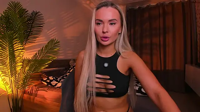 Honey Bunnyy  online show from November 18, 2025, 9:41 pm