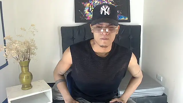 Isaacas  online show from November 26, 2025, 11:44 am