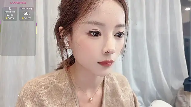 Snapshot of Butterbear chatting on November 19, 2025, 5:57 pm Butterbear online show from November 19, 2025, 5:57 pm