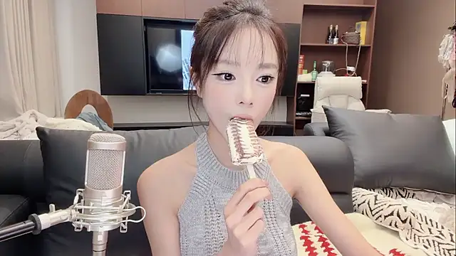 Snapshot of Butterbear chatting on December 21, 2025, 3:30 pm Butterbear online show from December 21, 2025, 3:30 pm