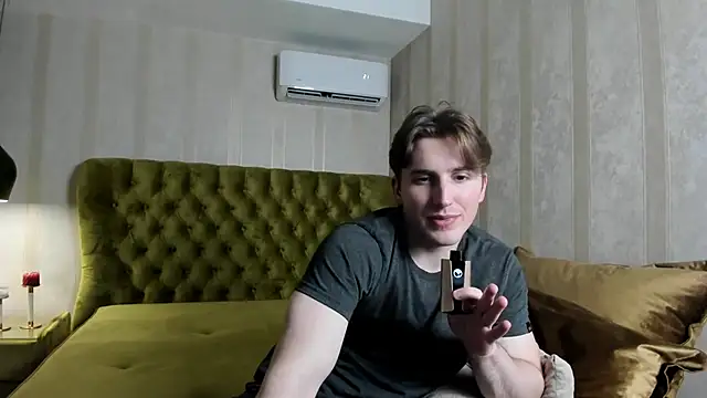 Snapshot of MarkYeti chatting on November 26, 2025, 1:01 pm MarkYeti online show from November 26, 2025, 1:01 pm