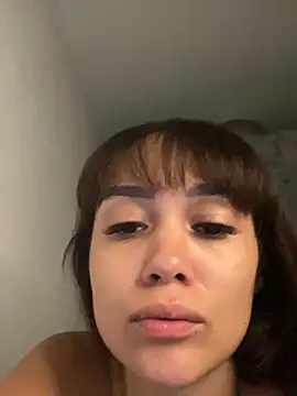 carolsapequinha online show from April 21, 2026, 1:39 pm