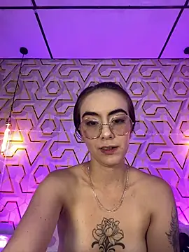 MelanyyJhonson15 online show from June 20, 2026, 9:28 pm