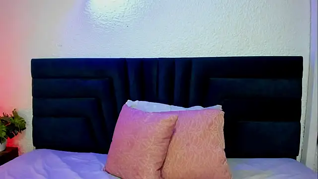 Snapshot of VictoriaRouge_ chatting on July 23, 2026, 8:18 pm VictoriaRouge online show from July 23, 2026, 8:18 pm