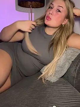 BlondeSarah2006 online show from January 18, 2026, 8:23 pm