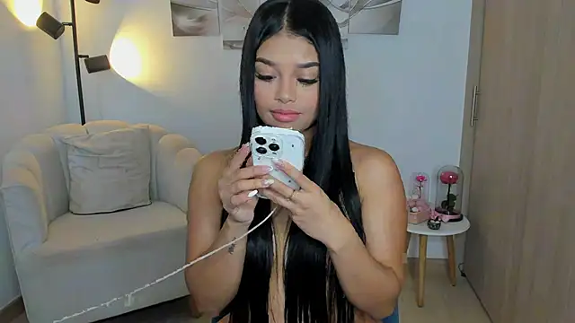 haileyflorez  online show from May 2, 2026, 4:45 pm