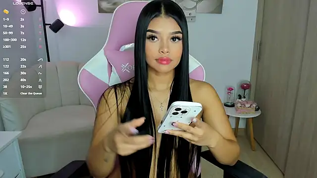 haileyflorez  online show from June 14, 2026, 3:36 pm
