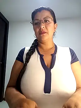 CelesteAlvarez1989 online show from May 6, 2026, 5:03 am