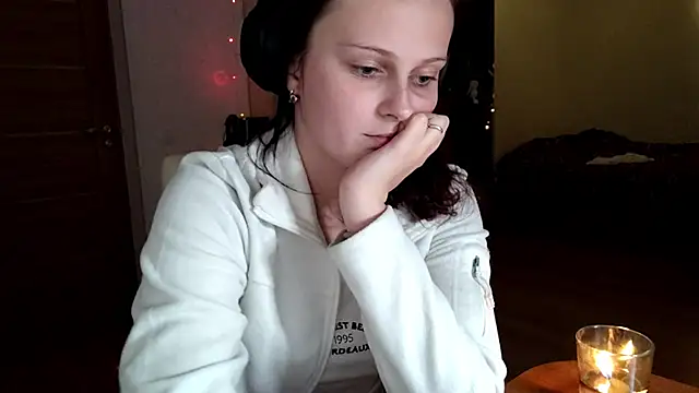 Snapshot of LouiseMarengo chatting on November 17, 2025, 5:41 pm LouiseMarengo online show from November 17, 2025, 5:41 pm