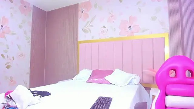 Snapshot of arietta_skinny chatting on March 8, 2026, 12:20 pm arietta skinny online show from March 8, 2026, 12:20 pm