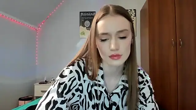 Snapshot of tinyglow chatting on February 15, 2026, 4:03 pm tinyglow online show from February 15, 2026, 4:03 pm