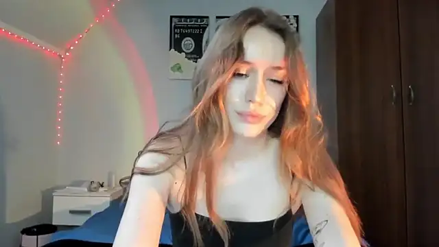 Snapshot of tinyglow chatting on March 3, 2026, 9:42 pm tinyglow online show from March 3, 2026, 9:42 pm