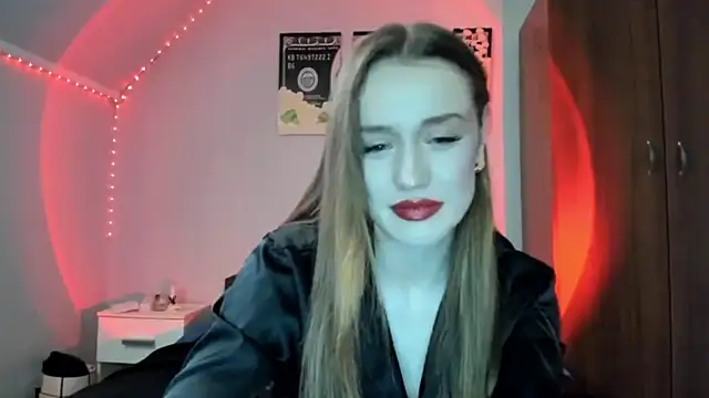 Snapshot of tinyglow chatting on March 4, 2026, 8:15 pm tinyglow online show from March 4, 2026, 8:15 pm