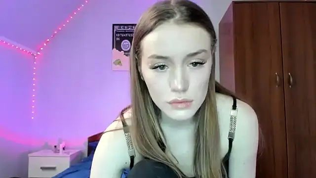 Snapshot of tinyglow chatting on March 13, 2026, 9:32 pm tinyglow online show from March 13, 2026, 9:32 pm